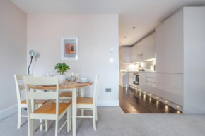 Modern Flat with Balcony next to Station by CTO Serviced Accommodation